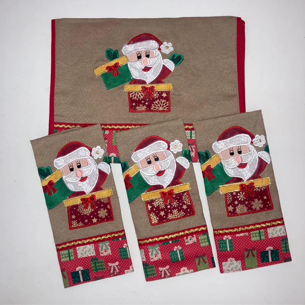 Jogo de Toalhas e Caminho de Mesa Motivos de Natal — 4 Peças
