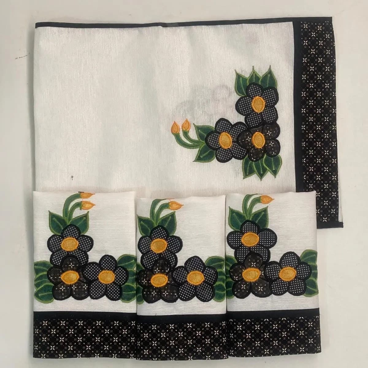 Kit Cozinha Bordado com Toalhas Americanas e Caminho de Mesa